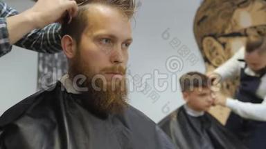 <strong>男士美容</strong>师。 理发店。 头发护理。 理发师为留胡子的人做发型。 这就是